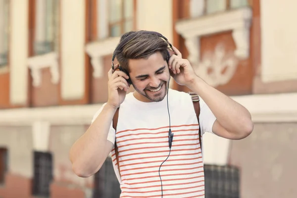 Hombre guapo con auriculares — Foto de Stock