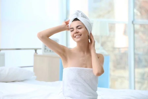 Mujer joven después de la ducha — Foto de Stock