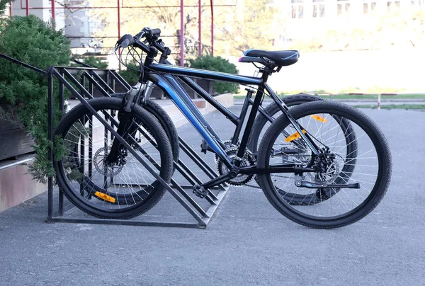 Fahrräder auf Parkplätzen — Stockfoto