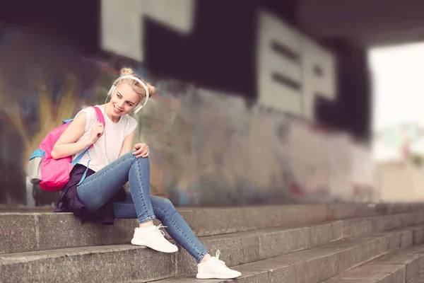 Young woman listening music — Stock Photo, Image