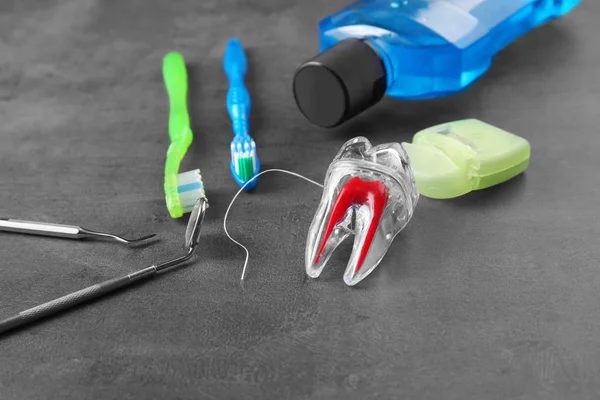 Instrumentos Dentários Conjunto Para Limpeza Dos Dentes Fundo Cinza — Fotografia de Stock