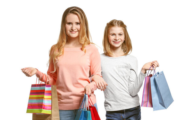 Мать и дочь с бумажными пакетами
