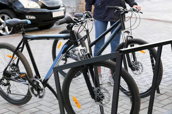 Bicicletas en estacionamientos —  Fotos de Stock