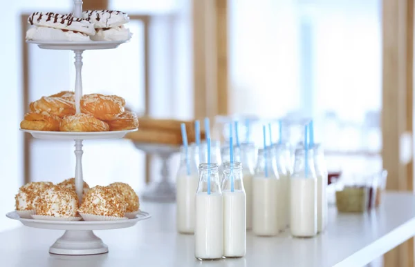 Flessen van melk en dessert — Stockfoto