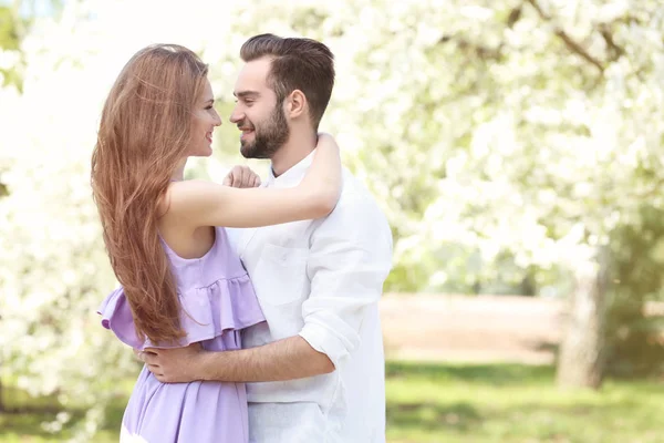 Joven pareja caminando en parque — Foto de Stock