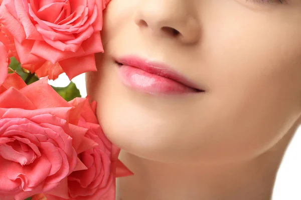 Jonge vrouw en rozen — Stockfoto