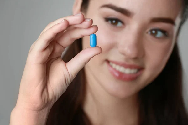 Красивая молодая женщина с таблетками — стоковое фото