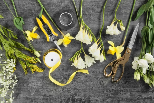 Hermosas flores con herramientas — Foto de Stock