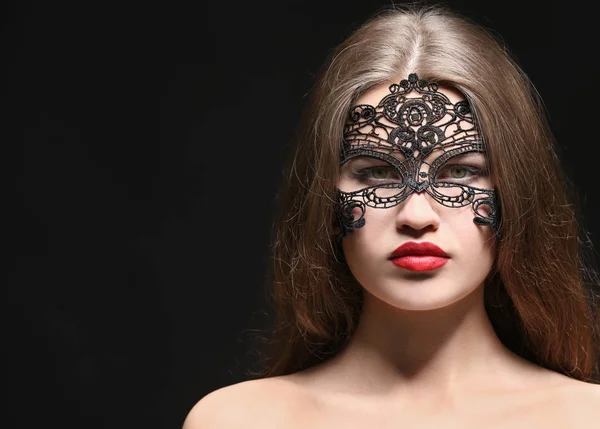 Sexig vacker kvinna med carnival mask — Stockfoto