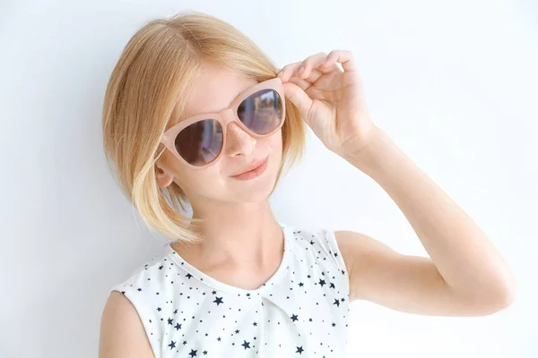 Attractive teenager girl in sunglasses — Stock Photo, Image