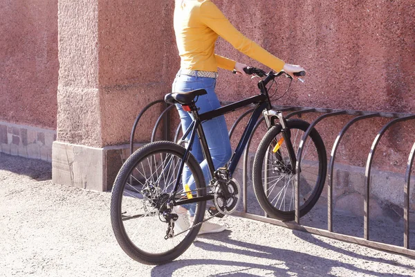 Frau parkt Fahrrad — Stockfoto