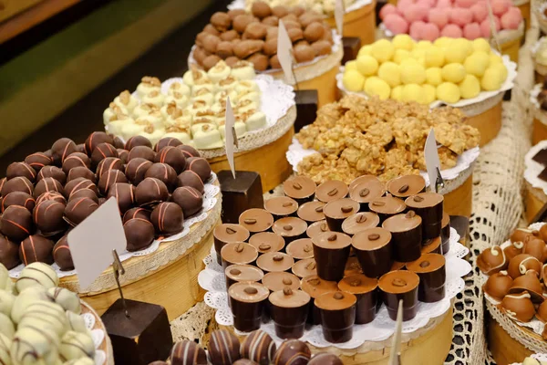Verschiedene leckere Süßigkeiten — Stockfoto