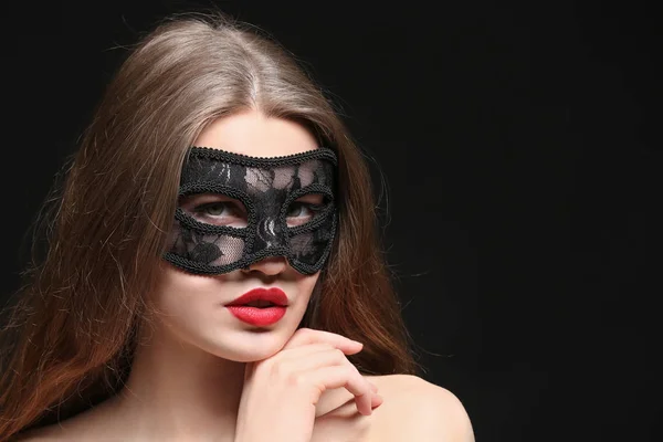 Sexig vacker kvinna med carnival mask — Stockfoto