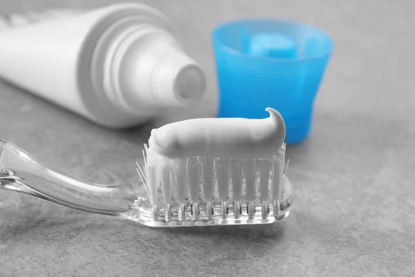 Zahnbürste mit weißer Paste — Stockfoto