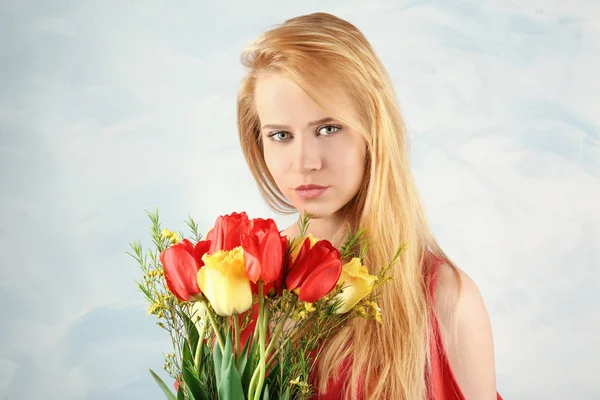 Mulher com buquê de flores — Fotografia de Stock