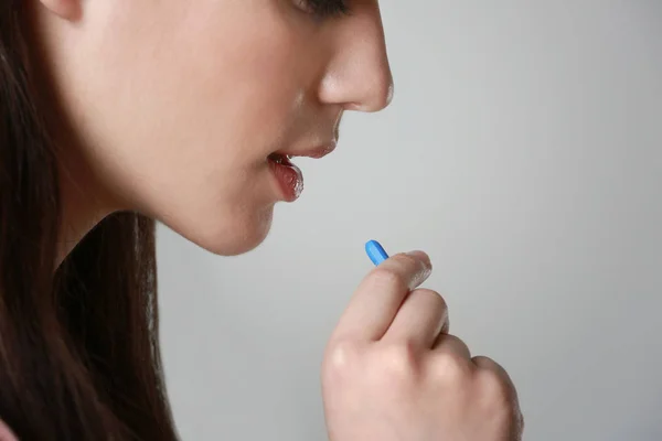 Mulher bonita tomando pílula — Fotografia de Stock