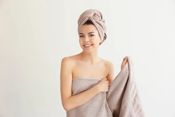 Mujer joven después de la ducha —  Fotos de Stock