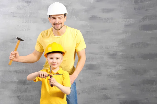 Bonito homem e filho com ferramentas — Fotografia de Stock