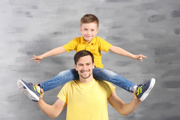 Bello uomo e figlio — Foto Stock