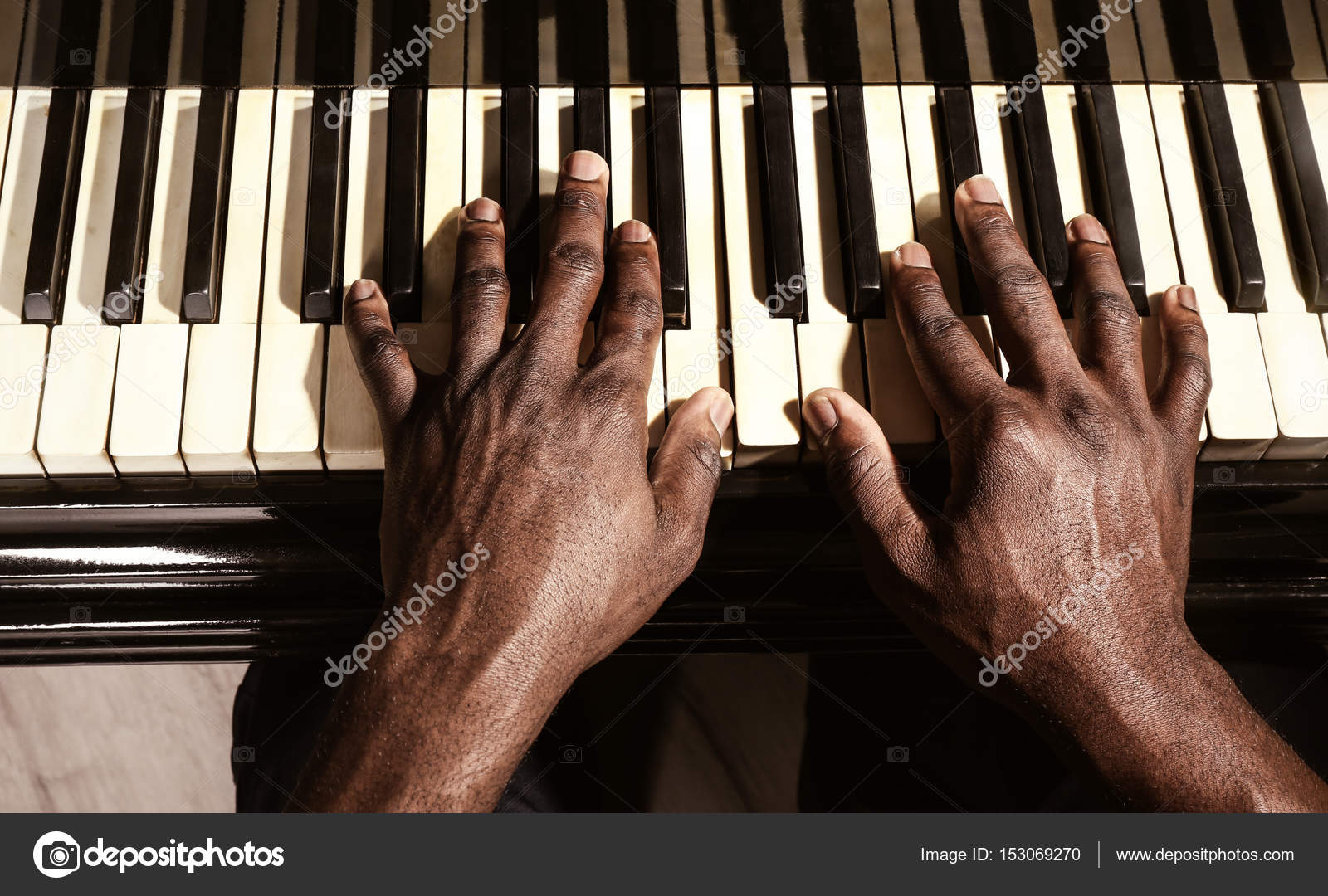 Equipe o jogo do piano foto de stock. Imagem de afro - 67402636