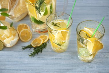 Taze limonata ve meyve