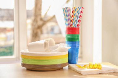 Renkli plastik eşya  