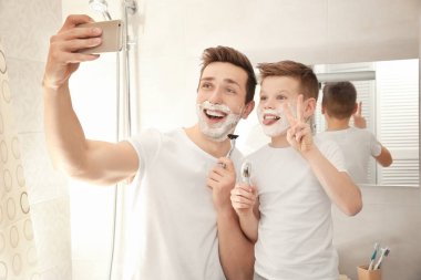 Baba ve oğul banyoda selfie alarak
