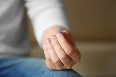 Hap, closeup ile genç adamın elini