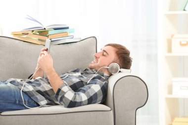 kulaklıklar ile yakışıklı genç