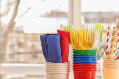 Renkli plastik eşya  