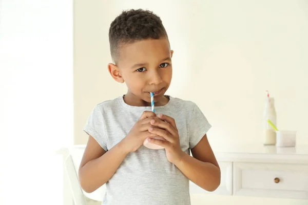 Afro-americano menino bebendo iogurte — Fotografia de Stock