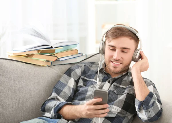 Schöner junger Mann mit Kopfhörern — Stockfoto