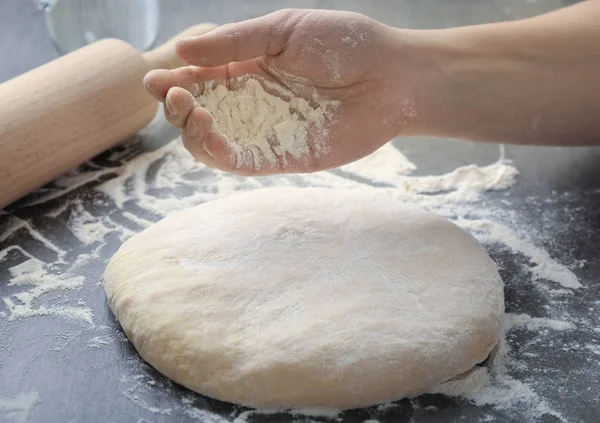 Mano umana che fa pasta — Foto Stock