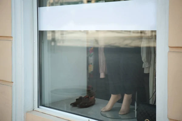 Altbau mit weißer Plastikvitrine — Stockfoto