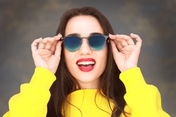 Bella giovane donna con occhiali da sole — Foto Stock