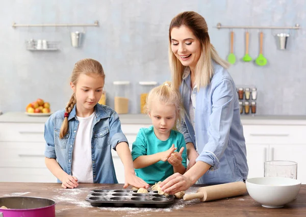 Wanita dan anak-anak memasak di dapur — Stok Foto