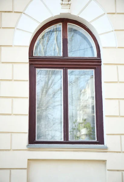 Ročník stavební s oknem — Stock fotografie