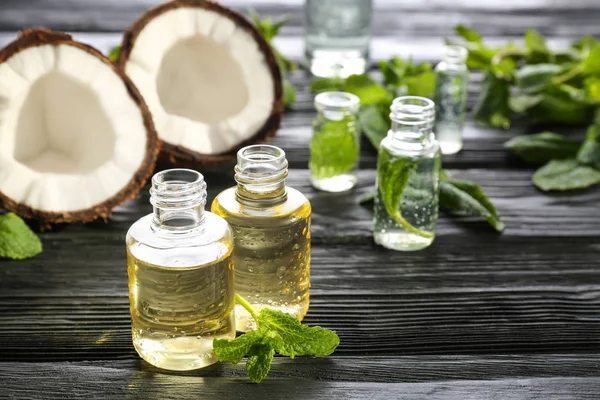 Frascos de perfume, menta fresca y coco — Foto de Stock