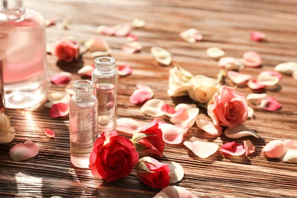 Парфюмерные бутылки и розы — стоковое фото