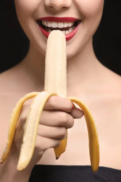 Jovem mulher comendo banana — Fotografia de Stock