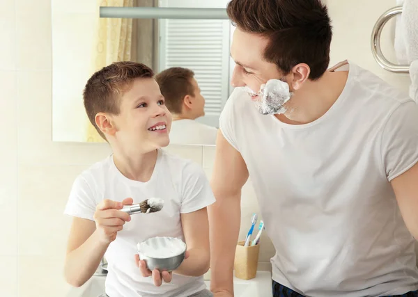 Padre e hijo afeitándose —  Fotos de Stock