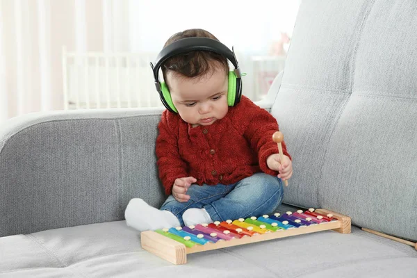 Bebé bonito com fones de ouvido — Fotografia de Stock