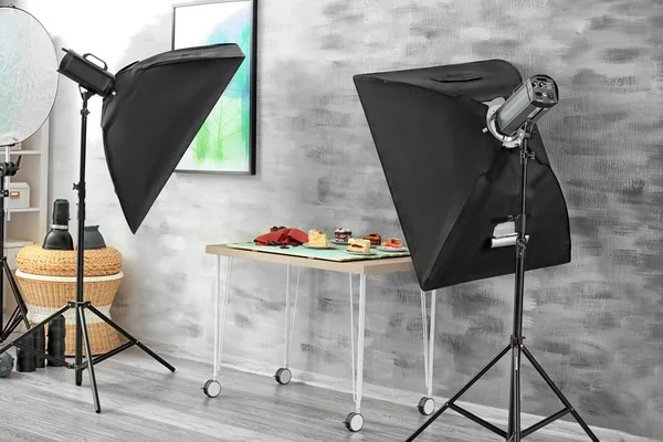 Photo studio dengan peralatan pencahayaan profesional — Stok Foto