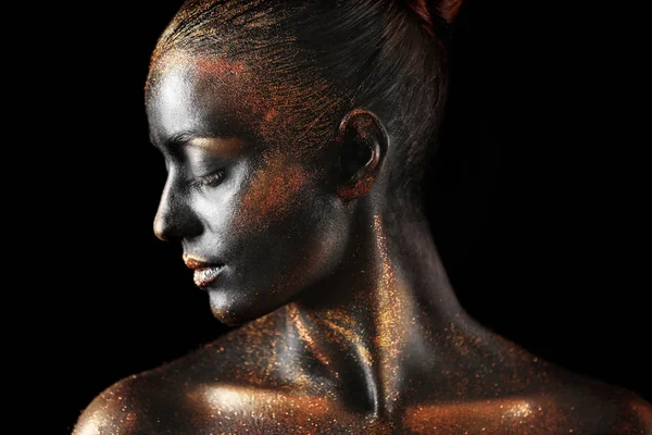 Mujer con pintura oscura y destellos en el cuerpo — Foto de Stock