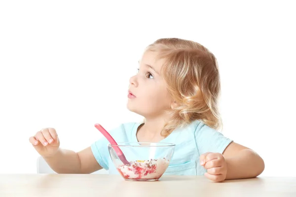 Chica con yogur y copos de maíz — Foto de Stock