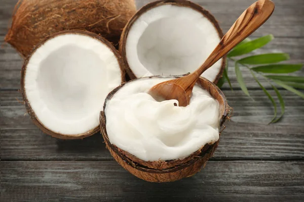 Composición con aceite de coco en frasco —  Fotos de Stock