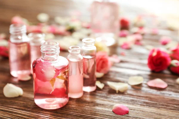 Flaconi di profumo e rose — Foto Stock