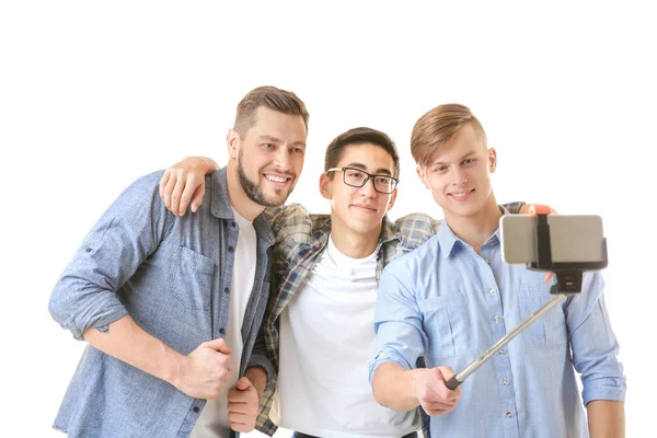 Hombres jóvenes tomando selfie —  Fotos de Stock