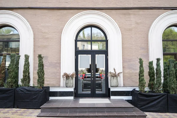 Fachada del edificio con ventanas — Foto de Stock