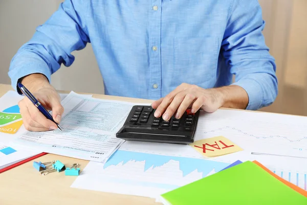 Man filling tax return form — Stock Photo, Image